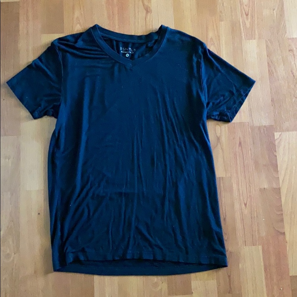 ESNTLS BLACK V-NECK
